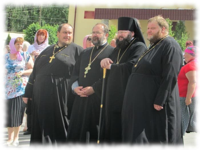 Православные священники против еды на кладбище