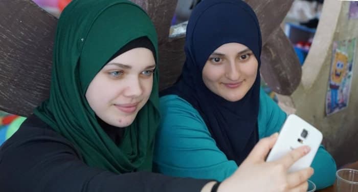 Мусульманские школьницы скрывают цвет волос