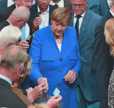 Меркель умыла руки у избирательной урны