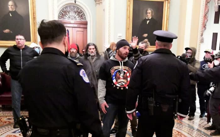 Мятежники ворвались в здание Конгресса США