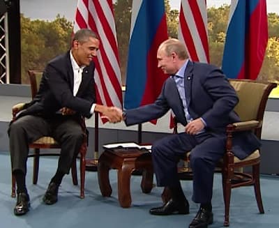 Обама и Путин - здороваются сидя