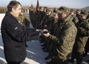 Президент Саакашвили вдохновляет солдат на войну с Осетией