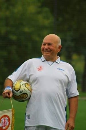 мэр Москвы Лужков играет в футбол