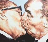 политики целуются