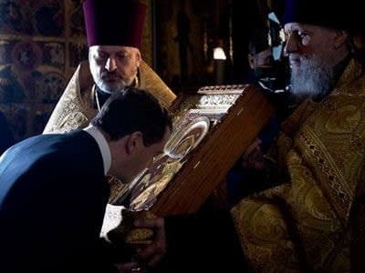 Медведев целует икону
