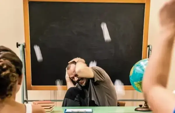 Школьники издевались над учительницей