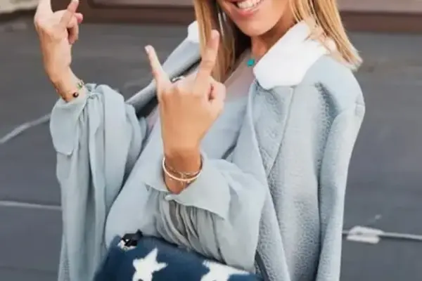 Кандидат в президенты Ксения Собчак танцует у храма